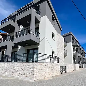 four-shades-luxury-suites.hotelschalkidiki.net/